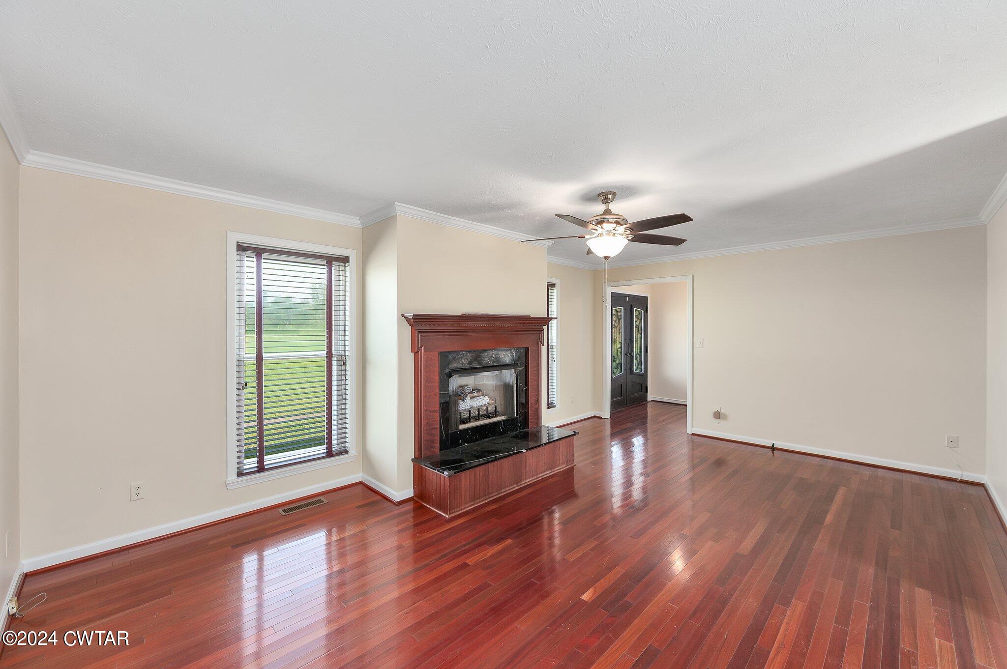 351 Friendship livingroom