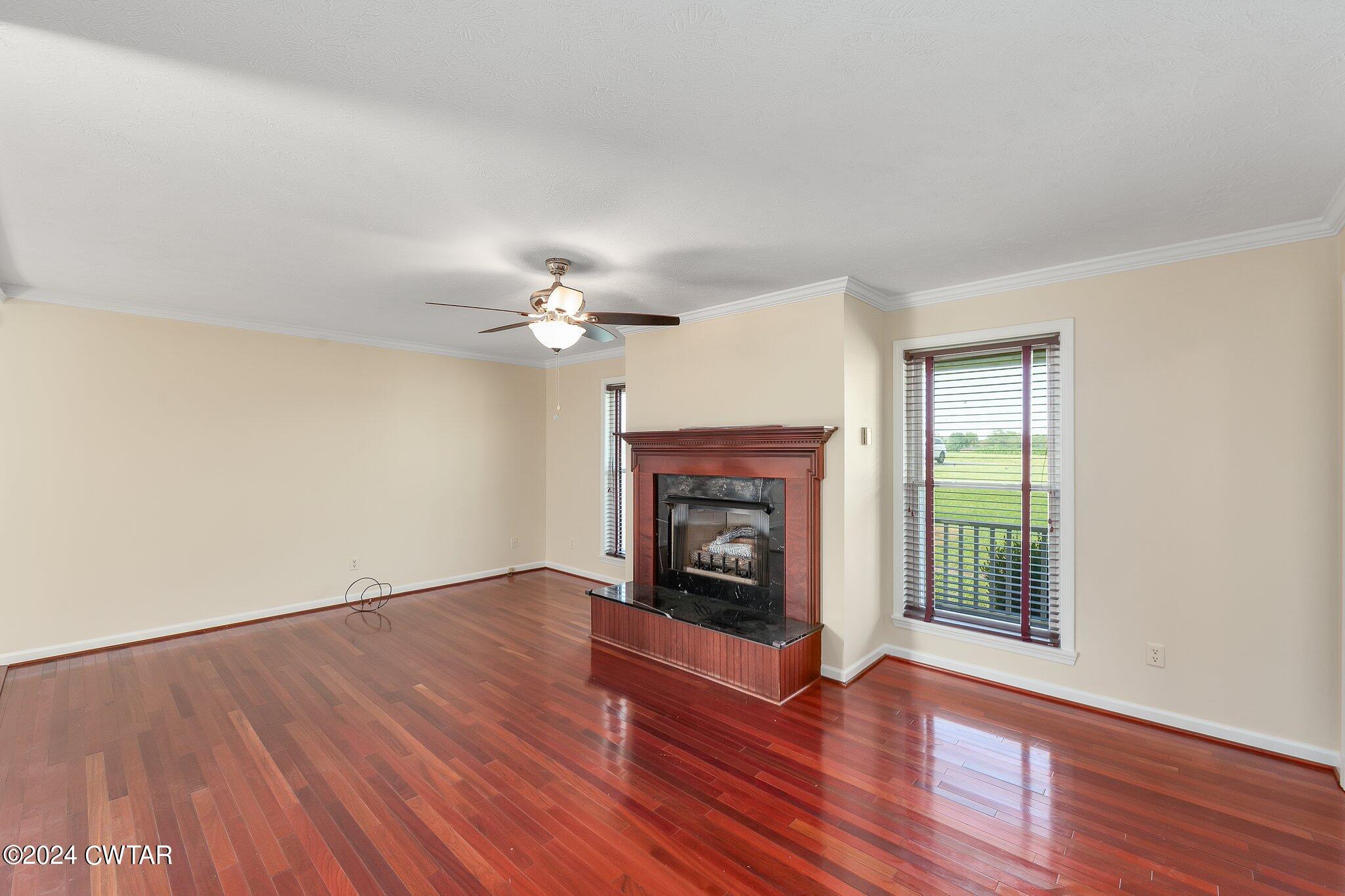 351 Friendship livingroom3
