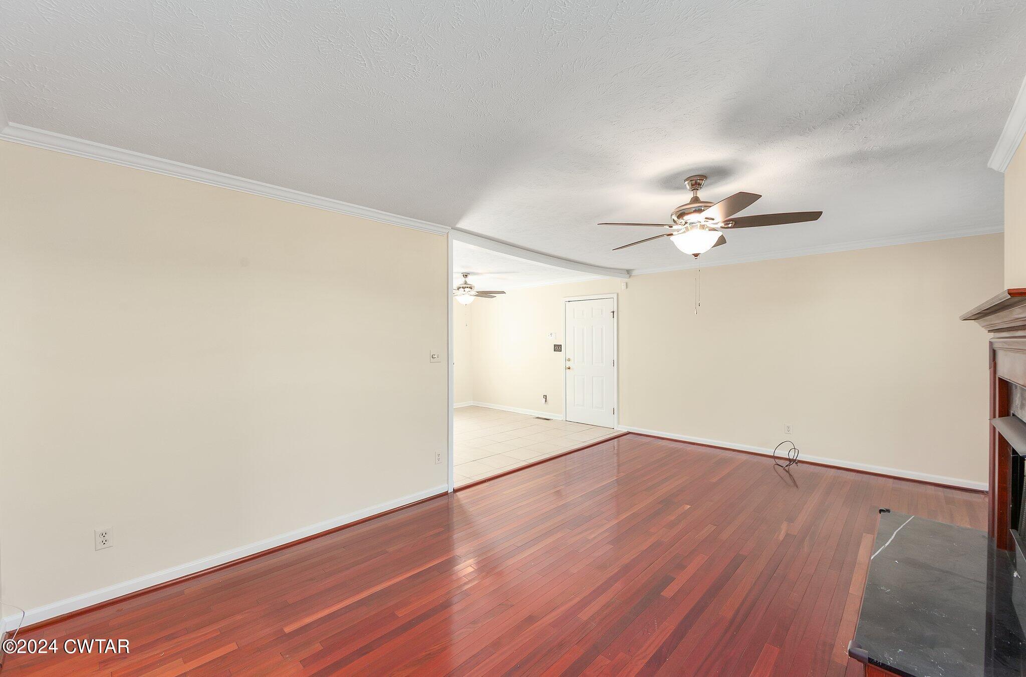 351 Friendship livingroom2