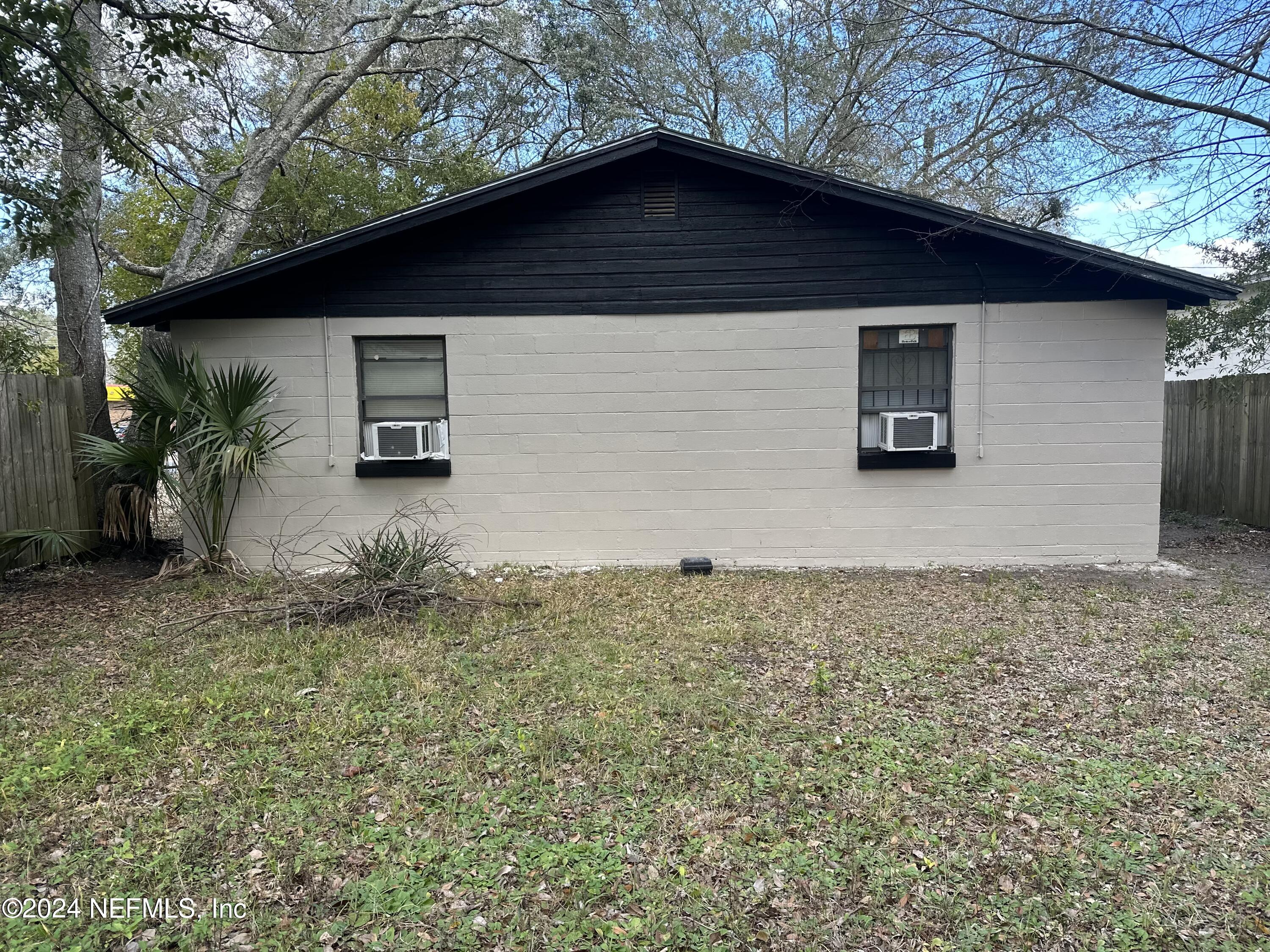 4114 Moncrief Road Jacksonville, FL 32209 - Photo 4 of 15 a backyard of a house with seating space