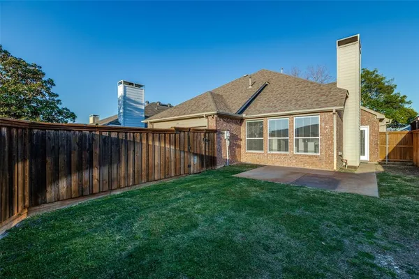 a view of a house with backyard and porch