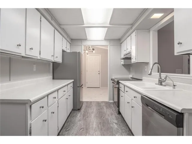 $2,700 | 19115 Homestead Circle, Eden Prairie, MN 55346