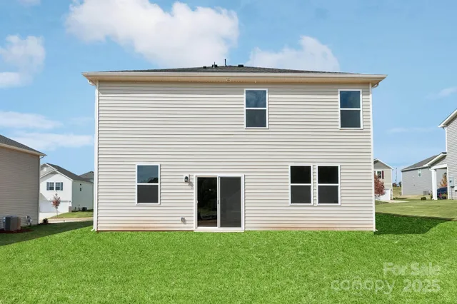 a view of a house with backyard