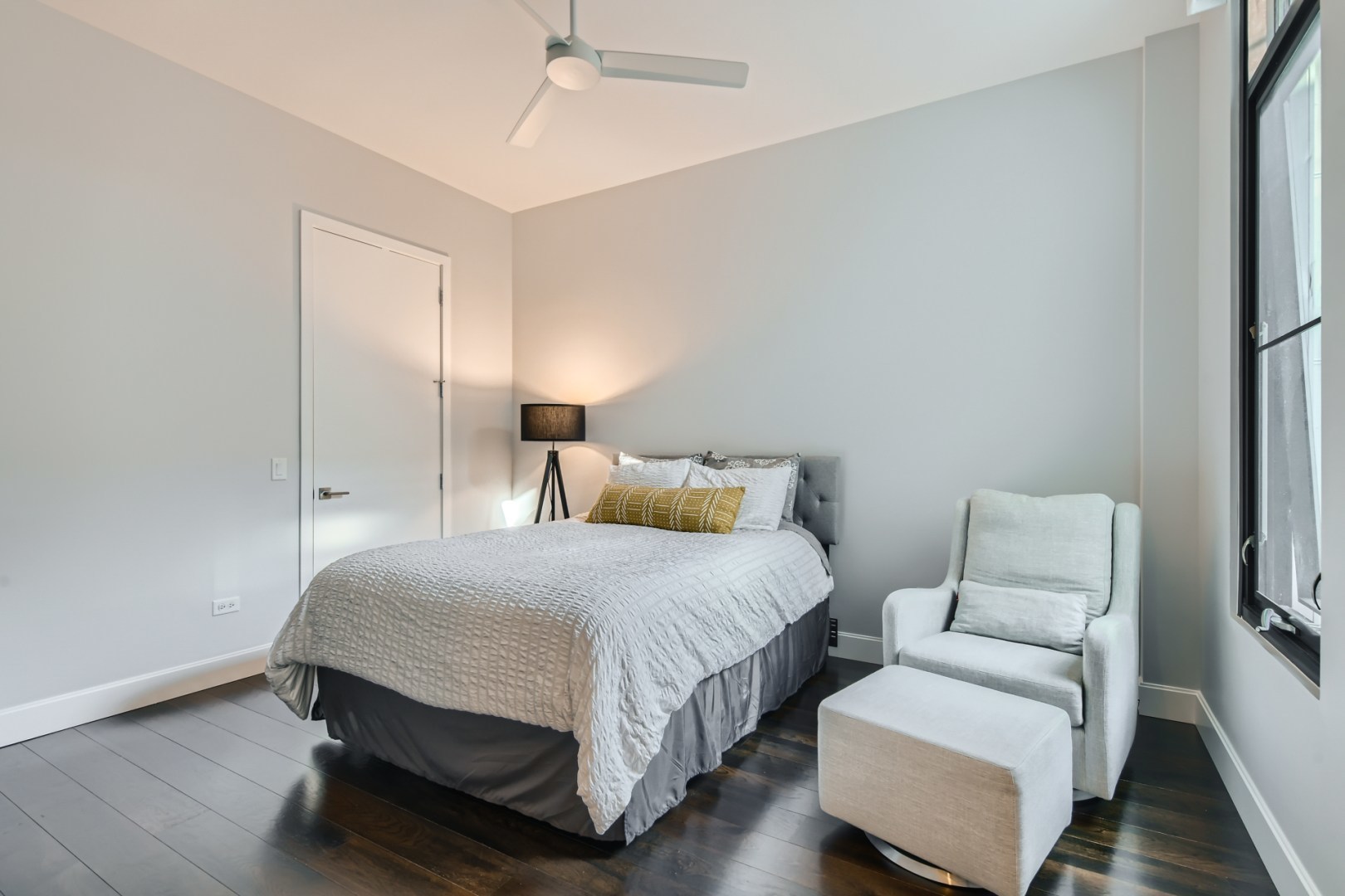 31 North Aberdeen Street, Unit PHS Chicago, IL 60607 - Photo 20 of 28 a bedroom with a bed and a couch