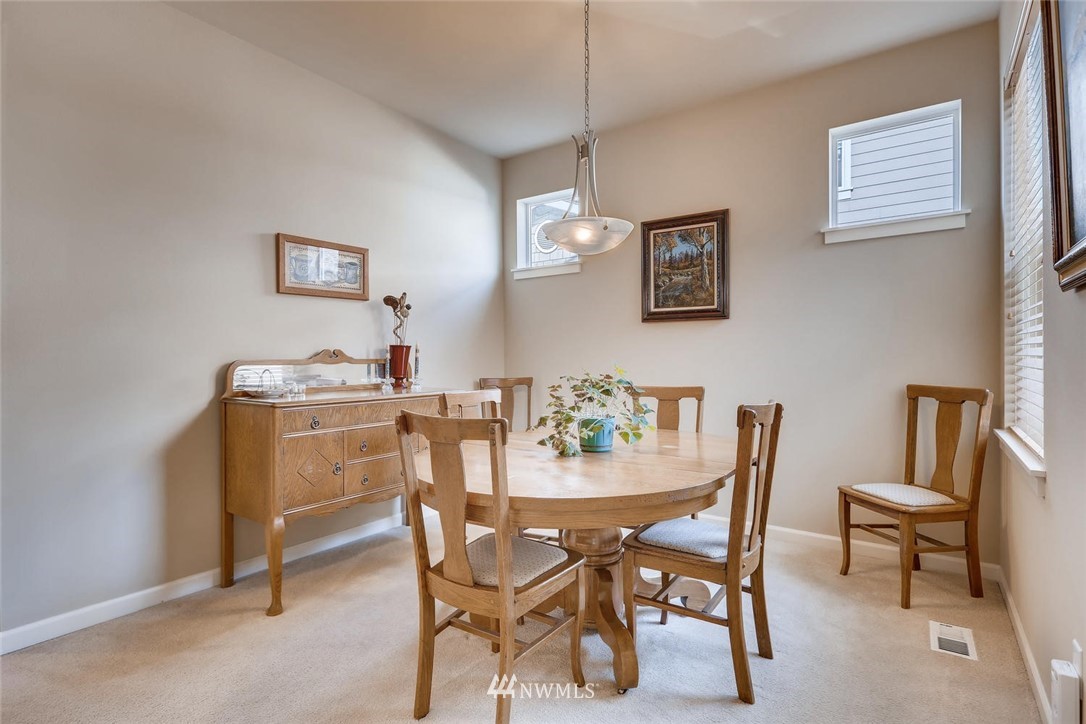 656 Lyons Avenue Northeast Renton, WA 98059 - Photo 5 of 25