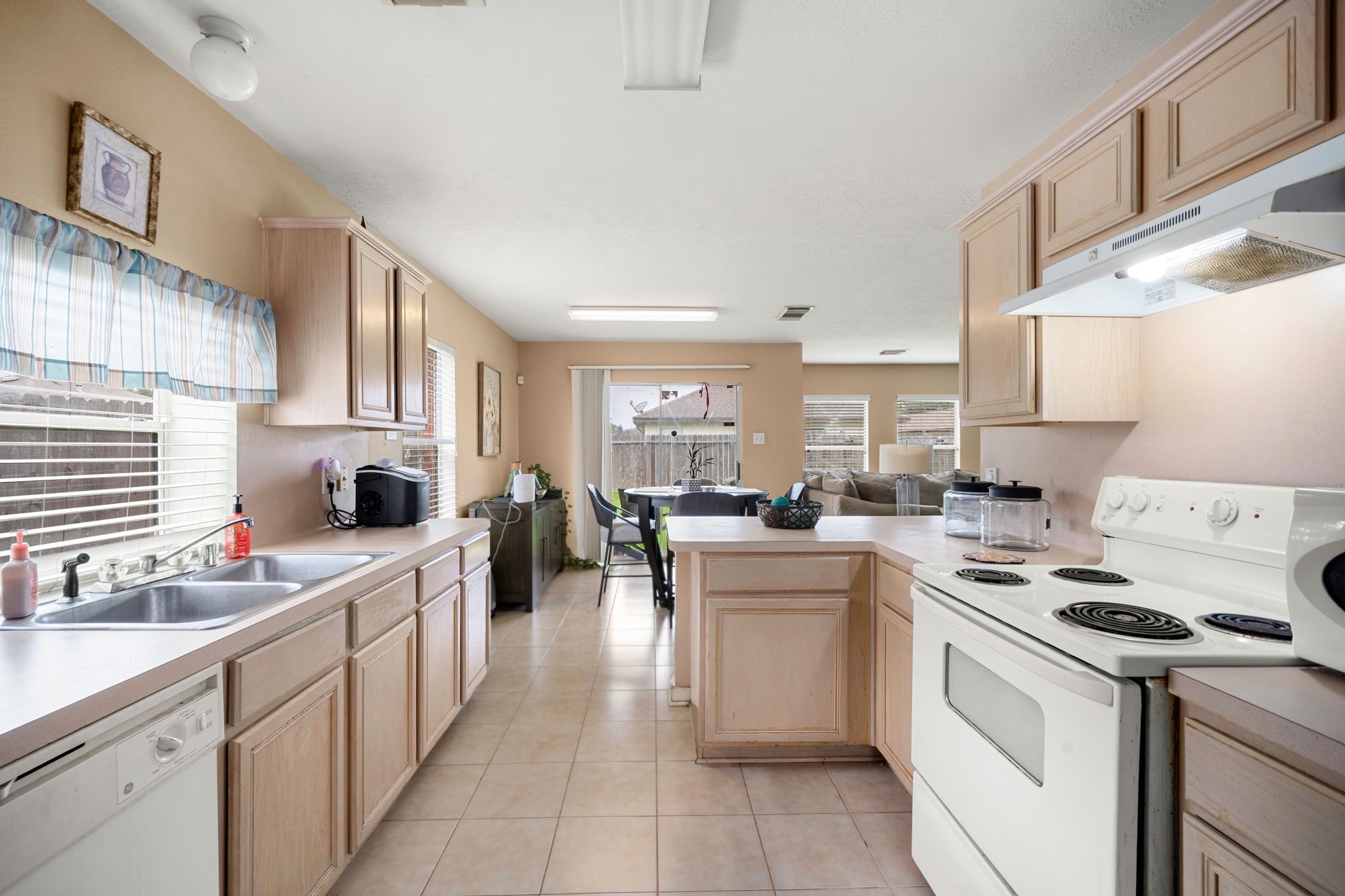 16602 Lazy Ridge Road Houston, TX 77053 - Photo 8 of 16 Simple and functional kitchen