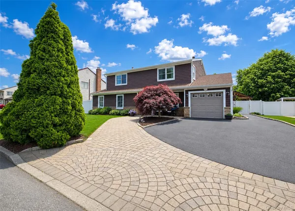 $829,000 | 42 Live Oak Drive, Holbrook, NY 11741