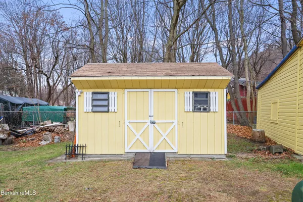 a view of back yard of the house