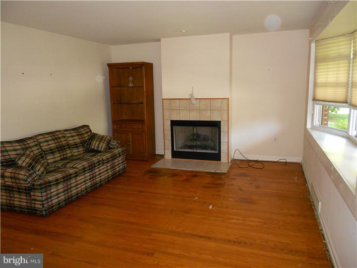 445 Barker Road Springfield, PA 19064 - Photo 2 of 21 Living Room