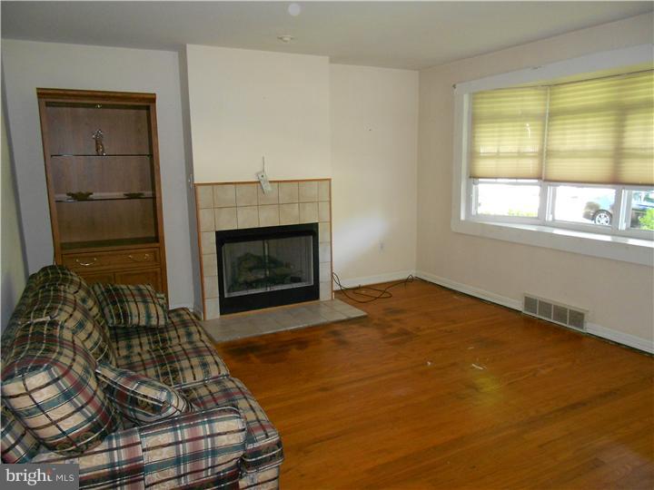 445 Barker Road Springfield, PA 19064 - Photo 3 of 21 Living Room
