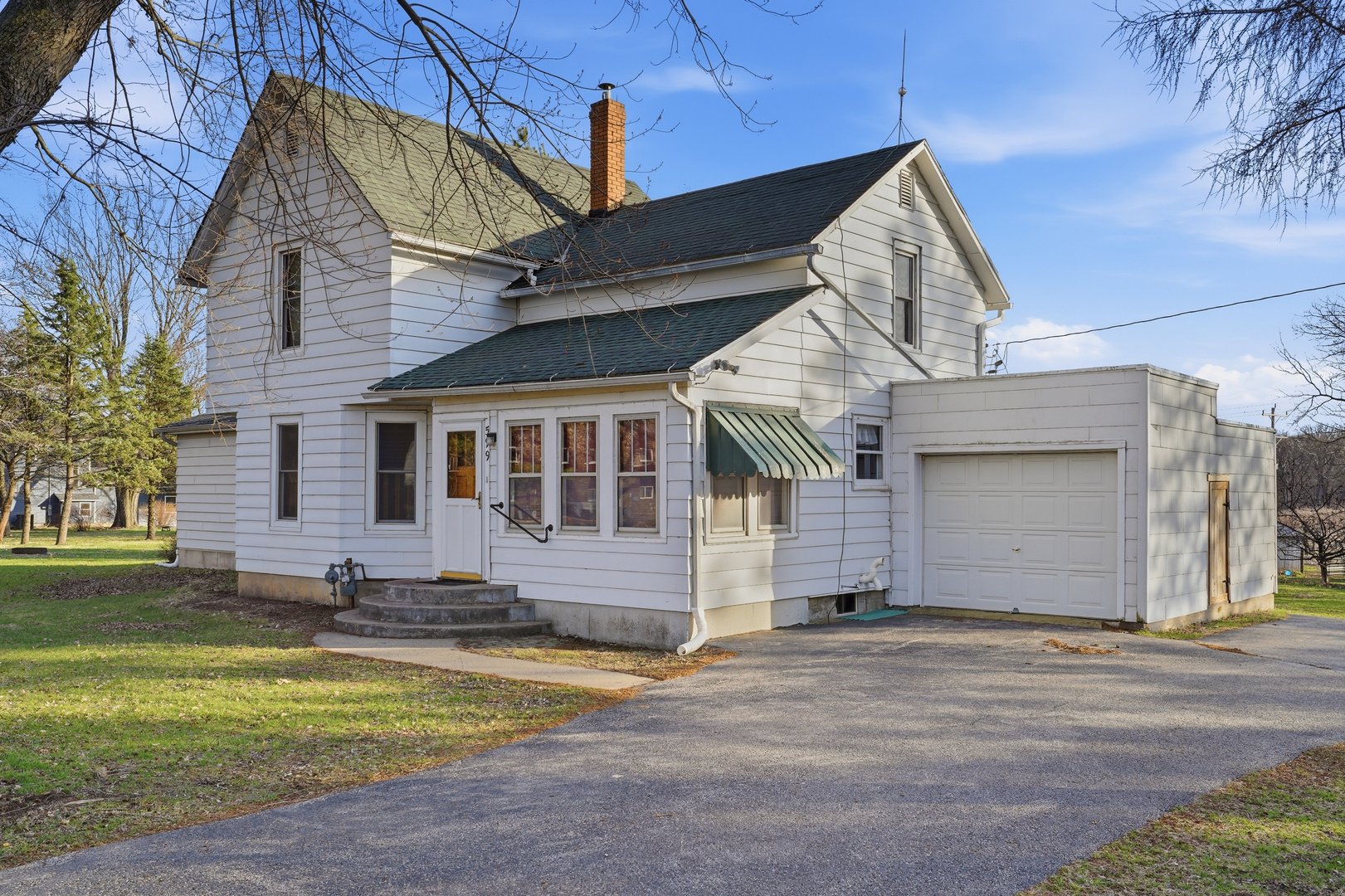 599 Palmyra Road Dixon, IL 61021 - Photo 2 of 34 a front view of a house with a yard