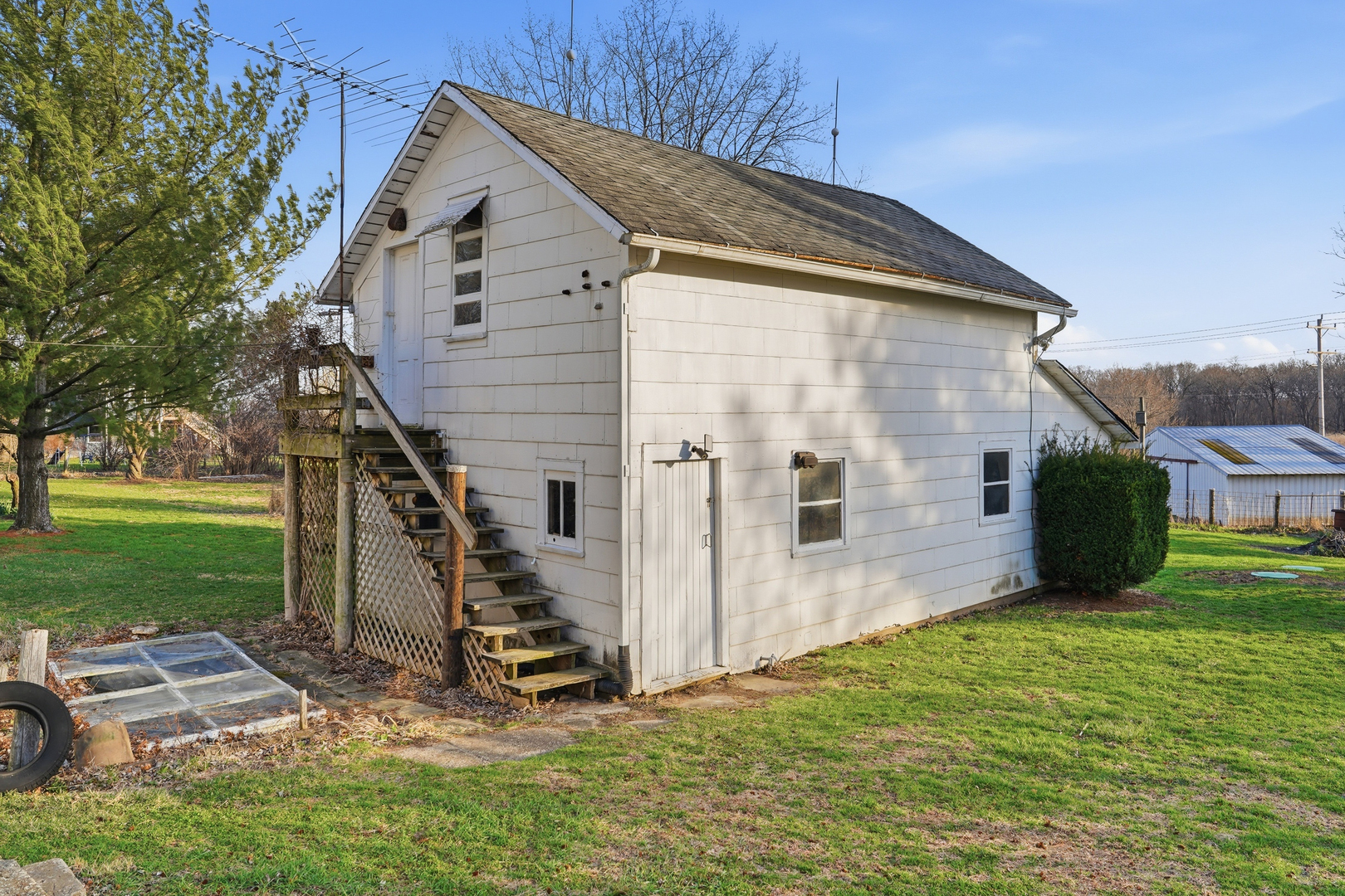 599 Palmyra Road Dixon, IL 61021 - Photo 4 of 34 a view of a house with a yard