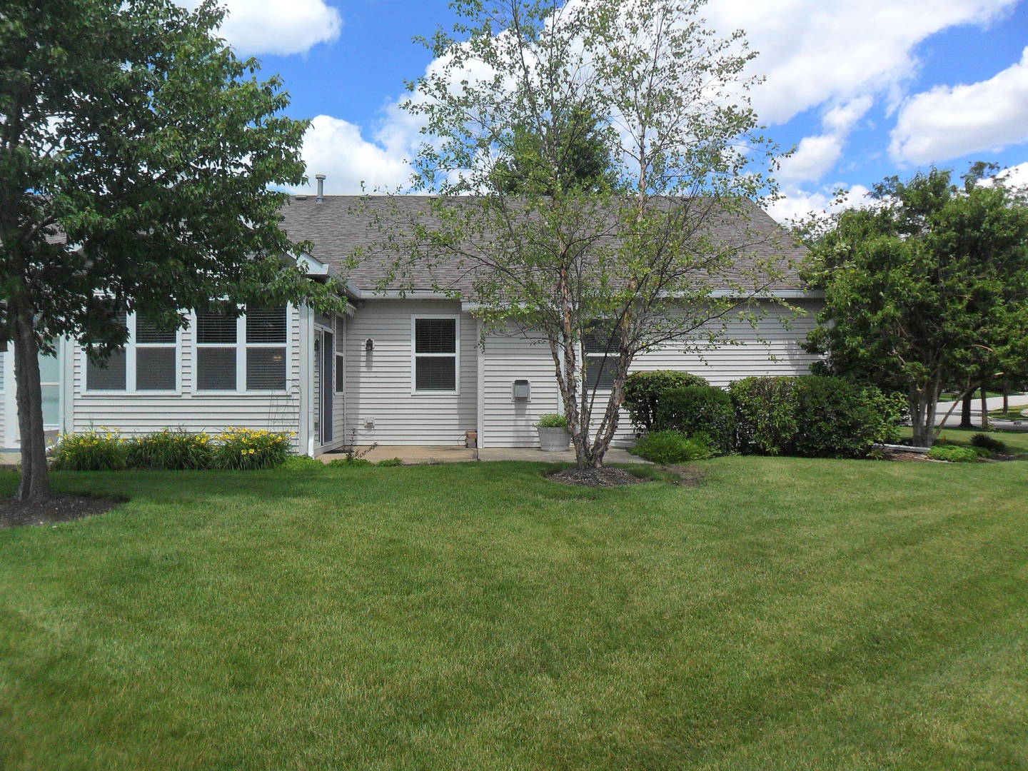 678 Cadillac Circle Romeoville, IL 60446 - Photo 2 of 21