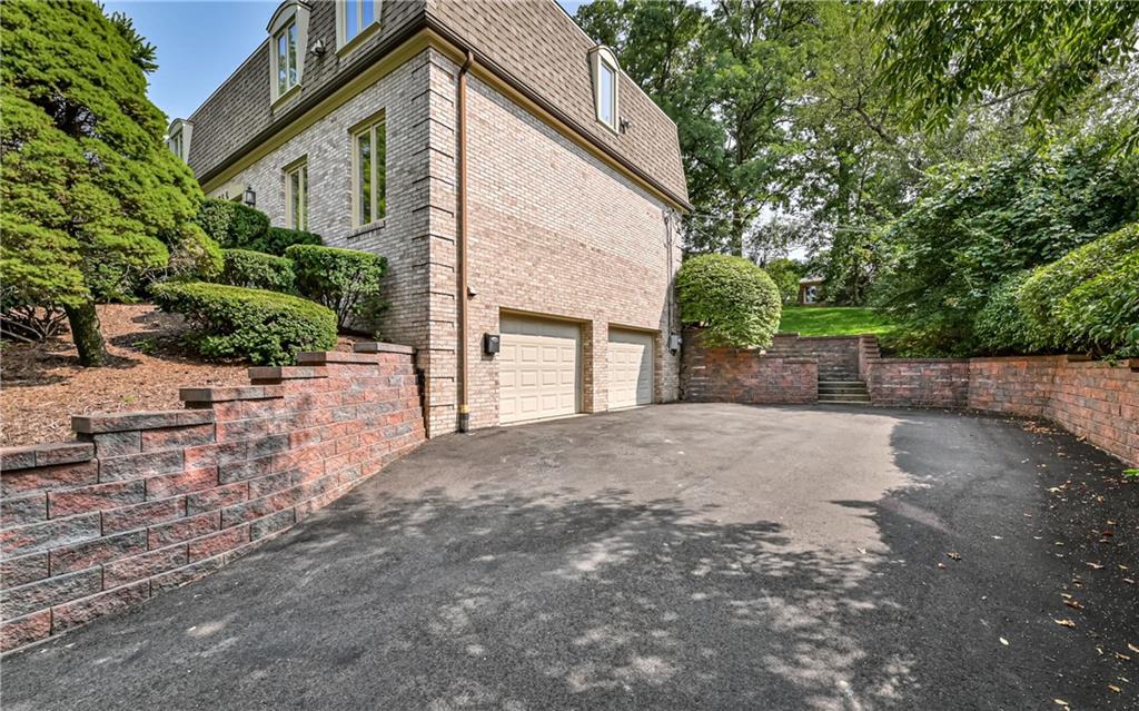 766 Pinoak Road Pittsburgh, PA 15243 - Photo 2 of 25 Gallery Image 2