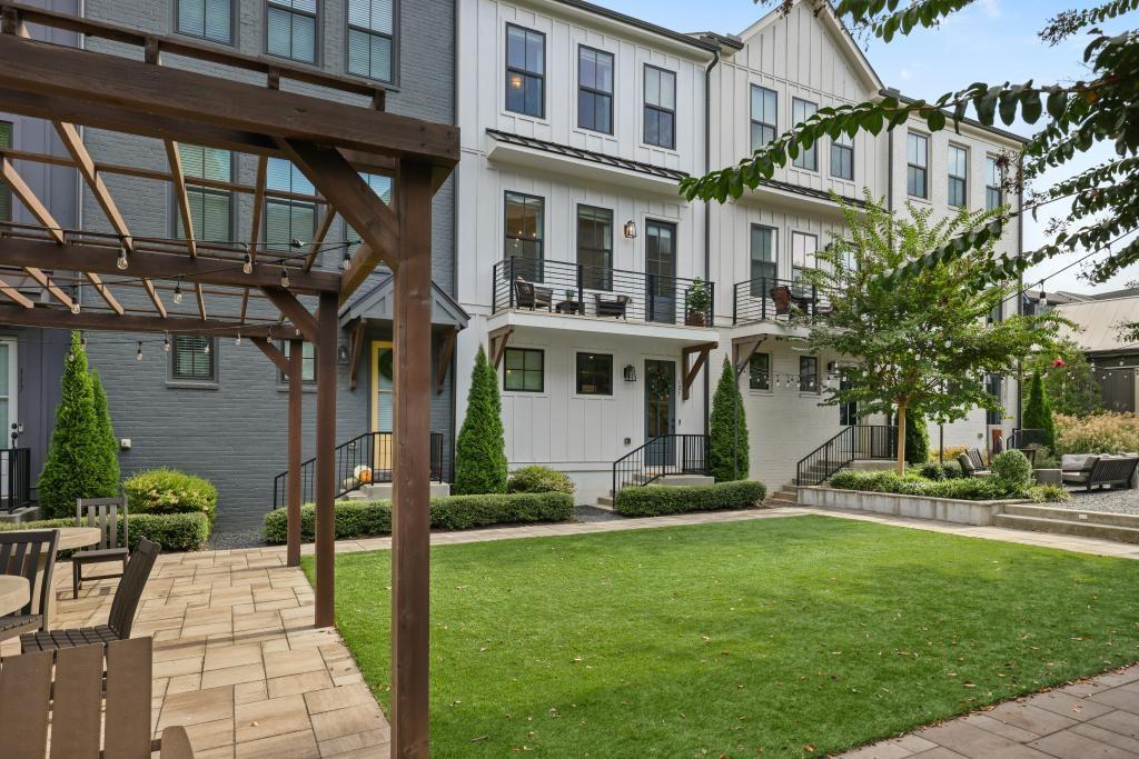 121 Chestnut Circle Atlanta, GA 30342 - Photo 2 of 51