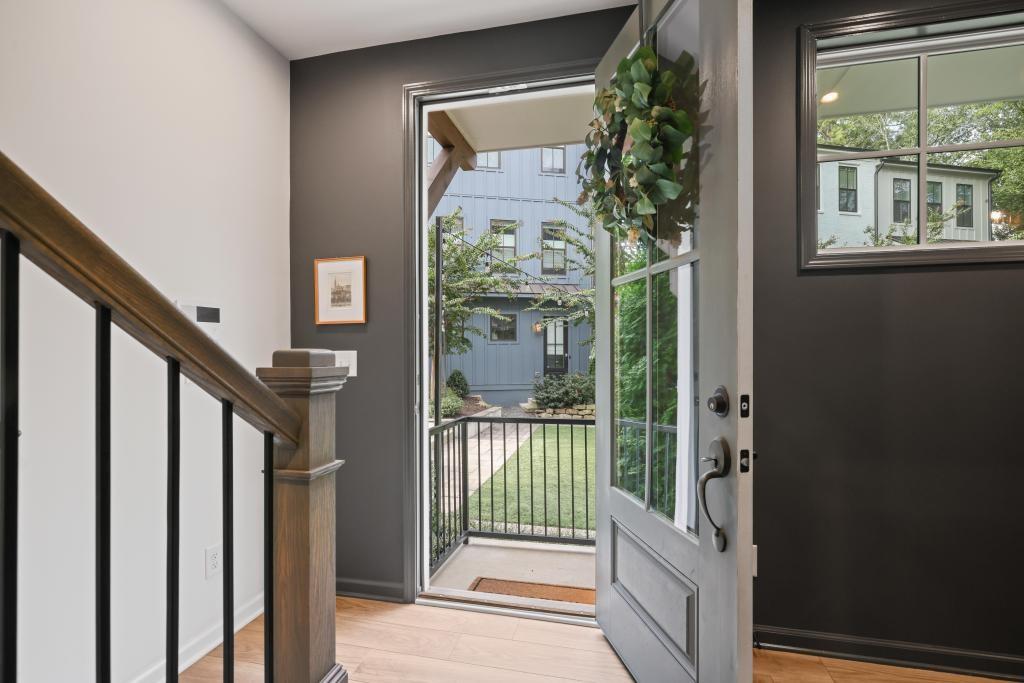 121 Chestnut Circle Atlanta, GA 30342 - Photo 4 of 51