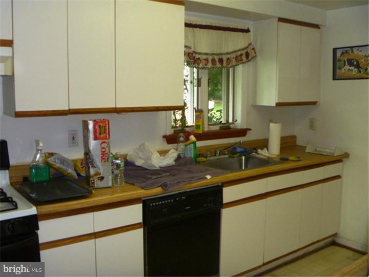 207 North Forklanding Road Maple Shade, NJ 08052 - Photo 6 of 16 Kitchen