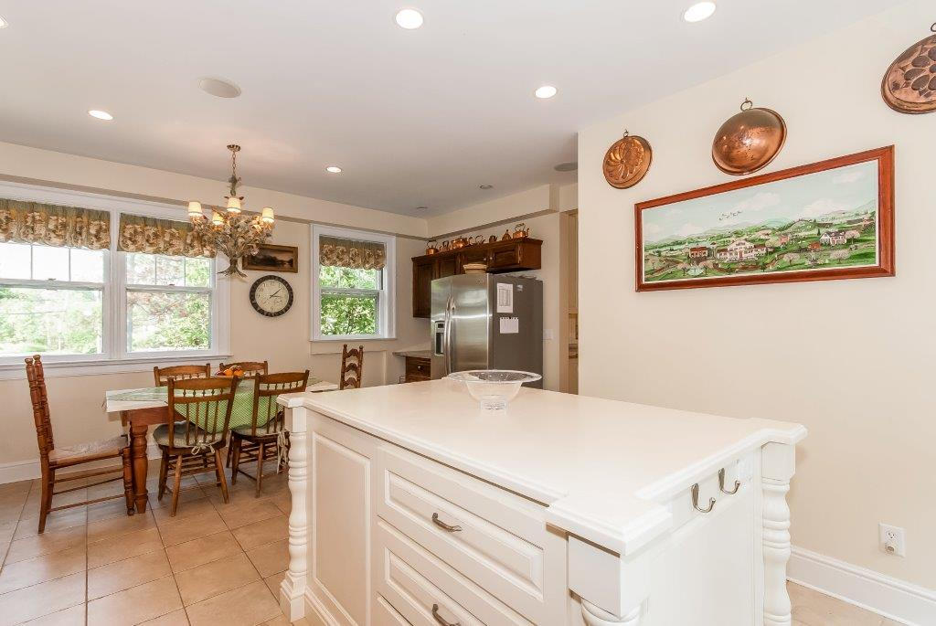 9 Contentment Island Road Darien, CT 06820 - Photo 29 of 38 a kitchen that has a table and a chair in it