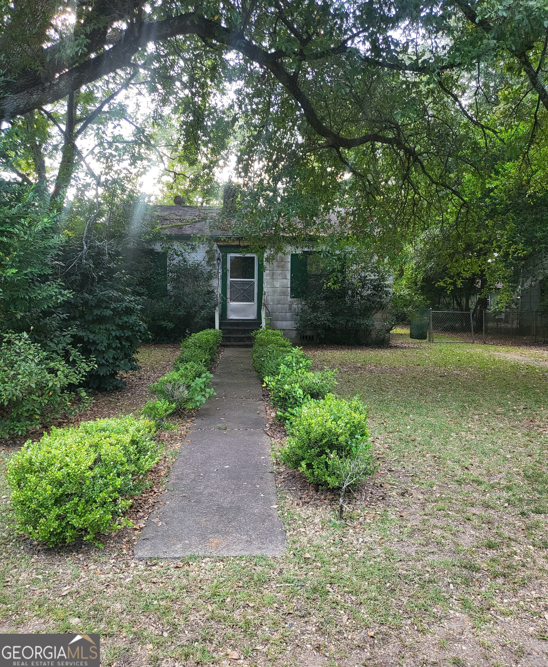 205 Collins Street Albany, GA 31705 - Photo 2 of 14 a backyard of a house with lots of green space