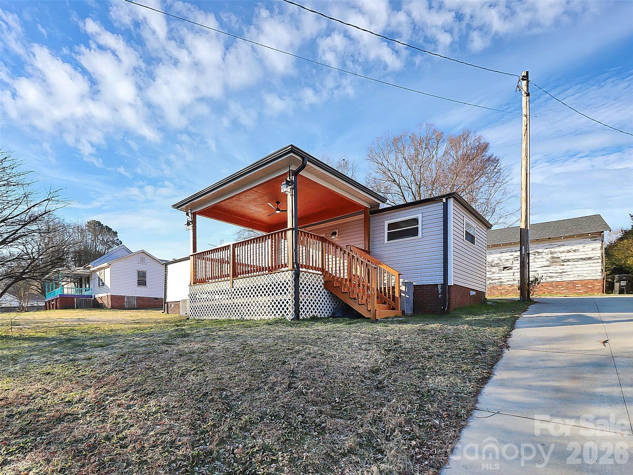 a view of a house with backyard