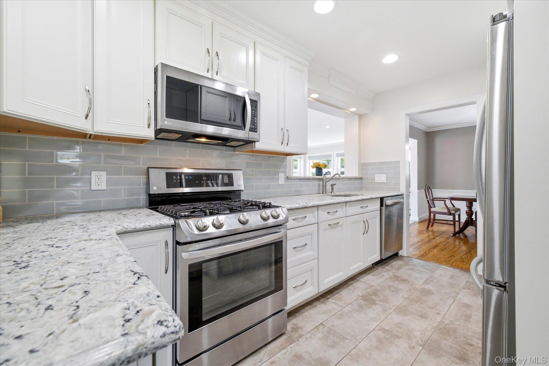 41 Hart Street Lynbrook, NY 11563 - Photo 4 of 30