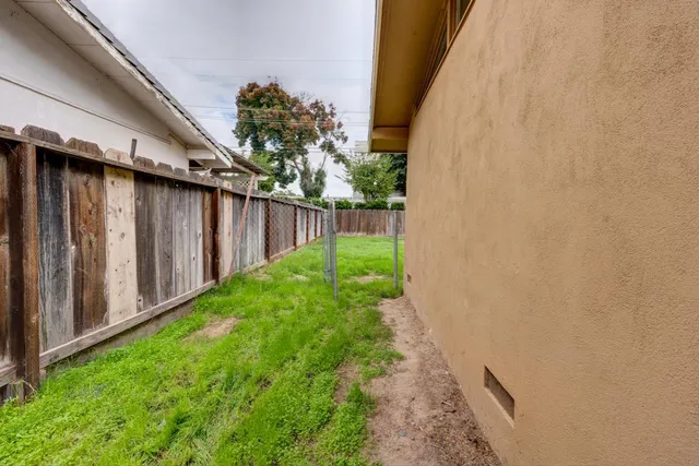a view of a backyard with pathway