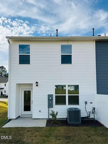 a view of a house with backyard