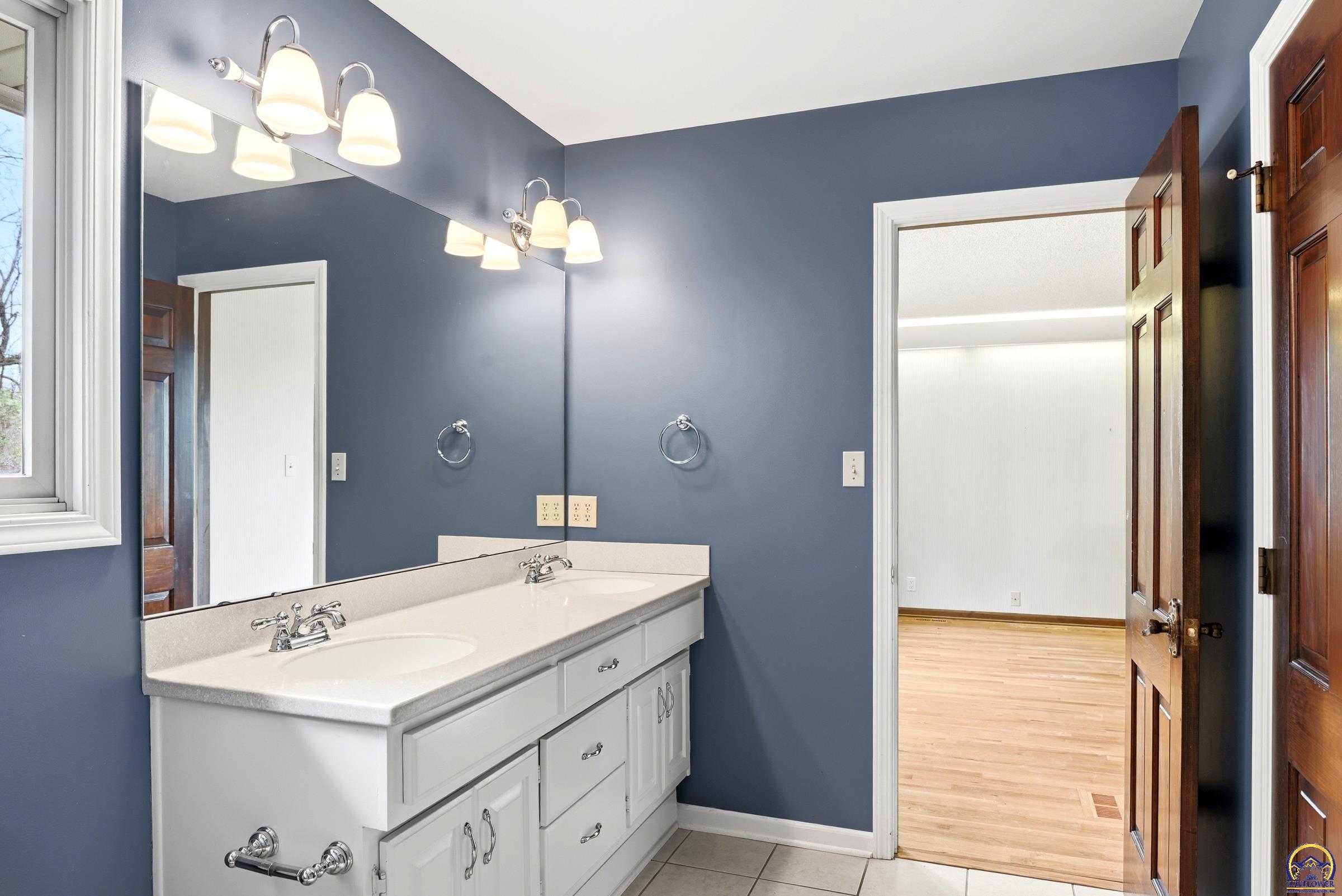 5630 Southwest Fairlawn Road Topeka, KS 66610 - Photo 19 of 60