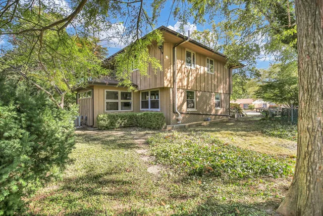 a black and white photo of a living room