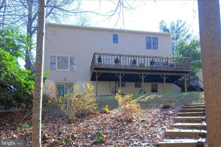 2024 Adams Hill Road Vienna, VA 22182 - Photo 24 of 30 Exterior (Rear)