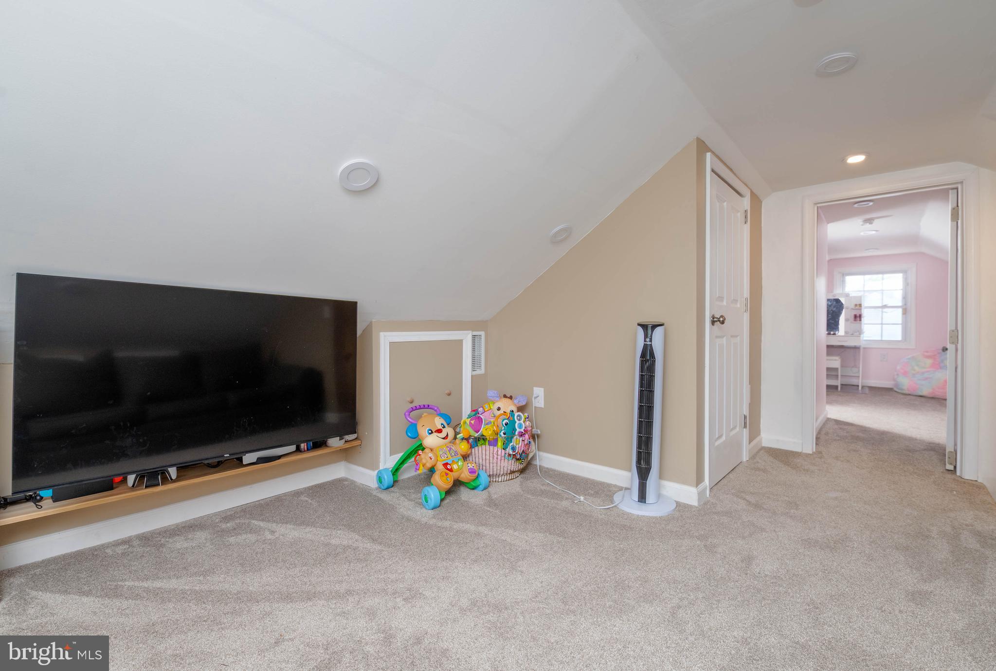 608 Cresswell Road Baltimore, MD 21225 - Photo 38 of 53 Second Floor Family Room