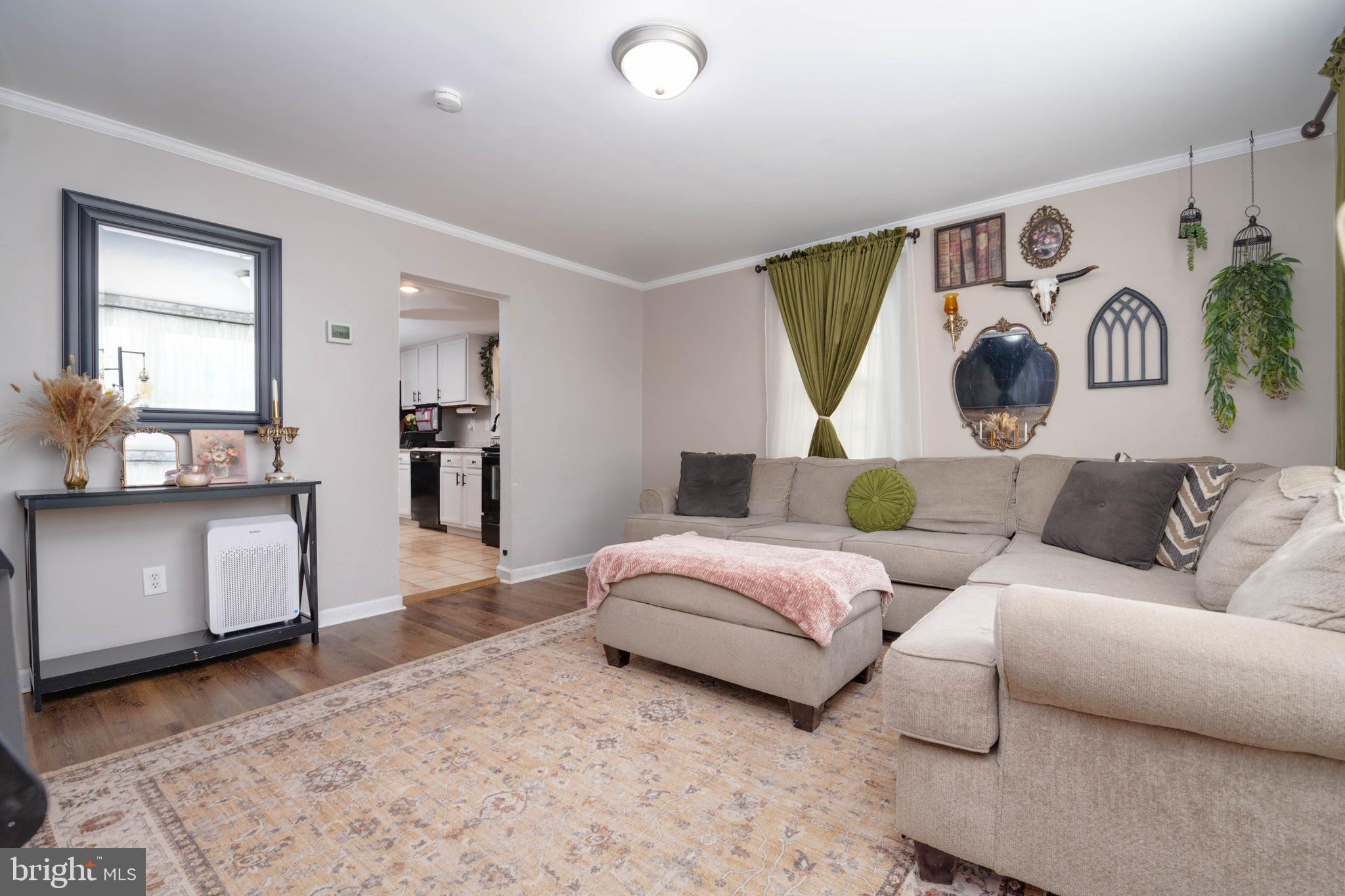 608 Cresswell Road Baltimore, MD 21225 - Photo 5 of 53 Living Room