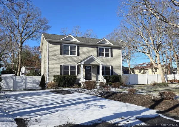$4,500 | 100 Lake Promenade, Ronkonkoma, NY 11779