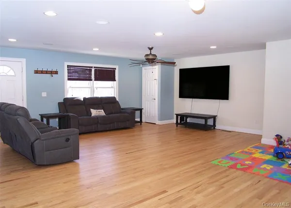 $4,500 | 100 Lake Promenade, Ronkonkoma, NY 11779