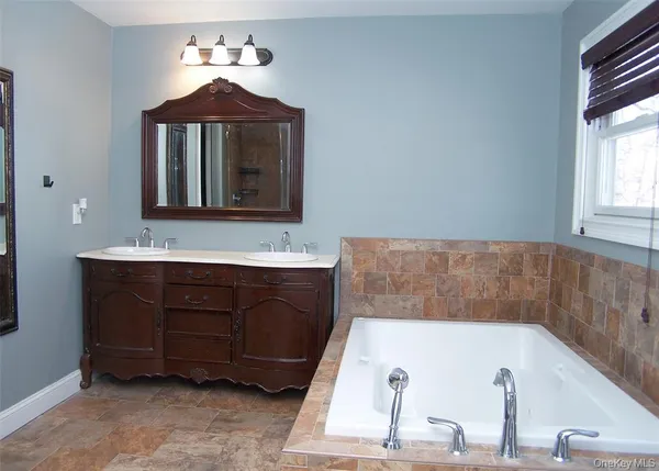 $4,500 | 100 Lake Promenade, Ronkonkoma, NY 11779