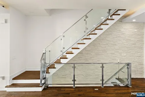 $2,100,000 | 504 Undercliff Avenue, Edgewater, NJ 07020