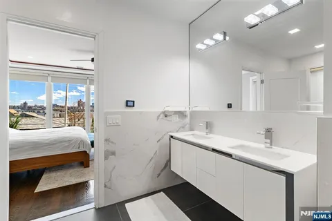 $2,100,000 | 504 Undercliff Avenue, Edgewater, NJ 07020