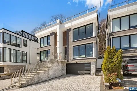 $2,100,000 | 504 Undercliff Avenue, Edgewater, NJ 07020