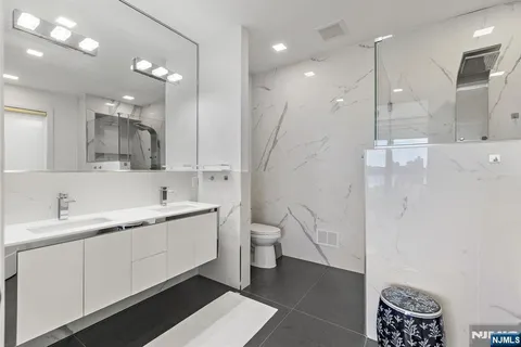 $2,100,000 | 504 Undercliff Avenue, Edgewater, NJ 07020