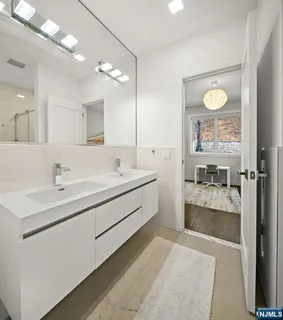 $2,100,000 | 504 Undercliff Avenue, Edgewater, NJ 07020