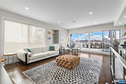 $2,100,000 | 504 Undercliff Avenue, Edgewater, NJ 07020