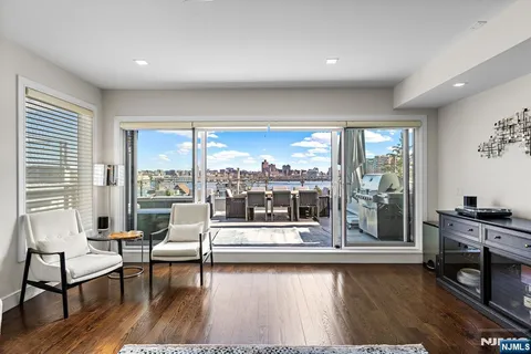 $2,100,000 | 504 Undercliff Avenue, Edgewater, NJ 07020