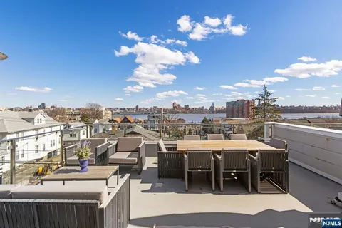 $2,100,000 | 504 Undercliff Avenue, Edgewater, NJ 07020
