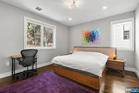 $2,100,000 | 504 Undercliff Avenue, Edgewater, NJ 07020