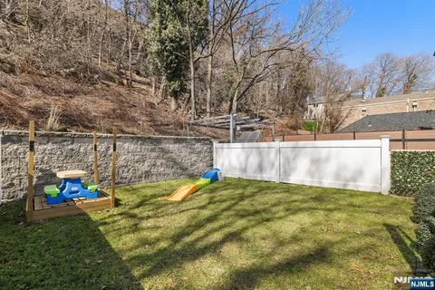 $2,100,000 | 504 Undercliff Avenue, Edgewater, NJ 07020