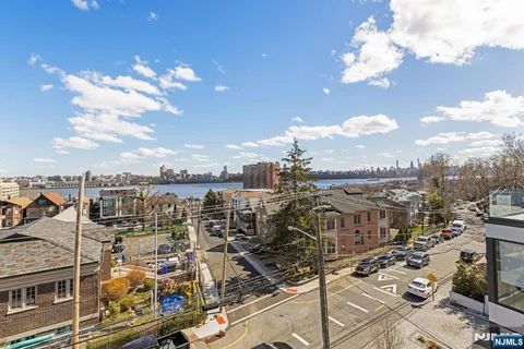 $2,100,000 | 504 Undercliff Avenue, Edgewater, NJ 07020