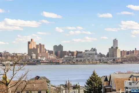 $2,100,000 | 504 Undercliff Avenue, Edgewater, NJ 07020