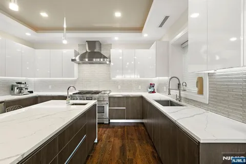 $2,100,000 | 504 Undercliff Avenue, Edgewater, NJ 07020