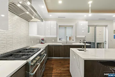 $2,100,000 | 504 Undercliff Avenue, Edgewater, NJ 07020