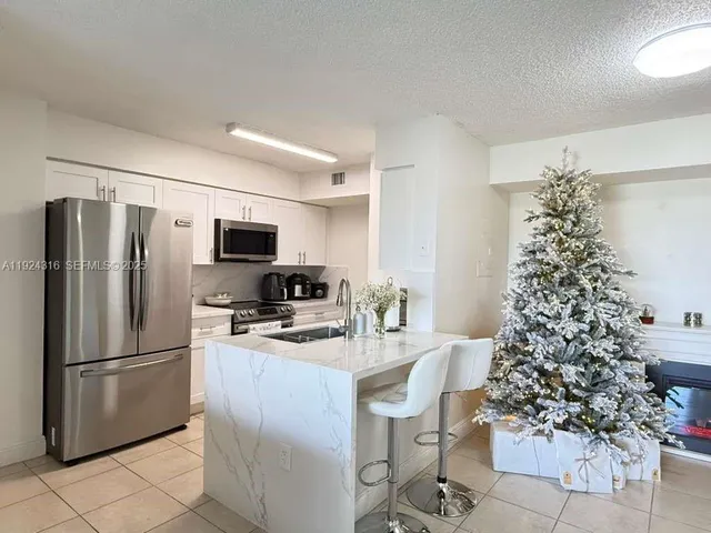 $2,200 | 15221 Southwest 80th Street, Unit 304, Miami, FL 33193